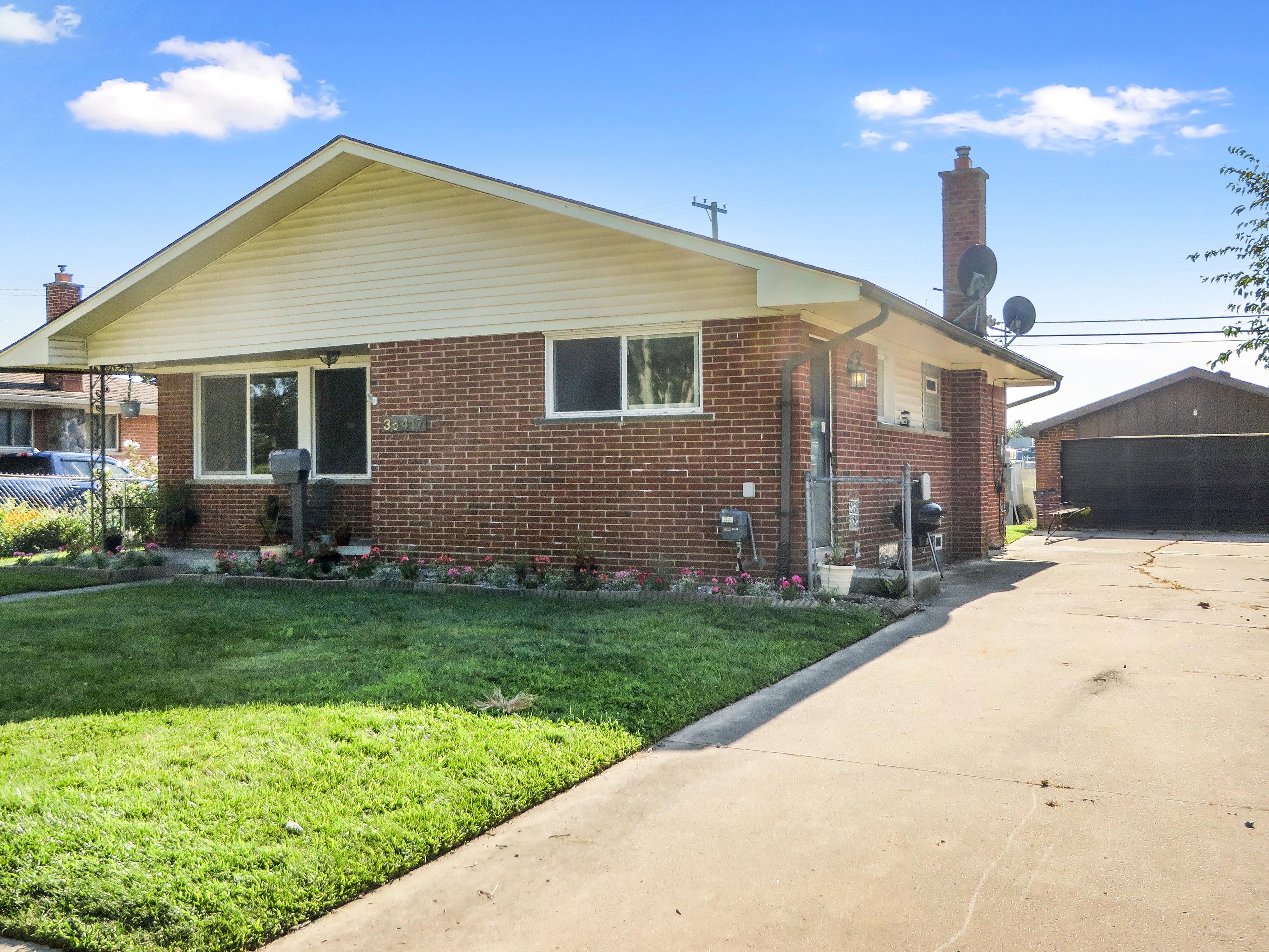 Golden Dr, Clinton Township, MI 48035