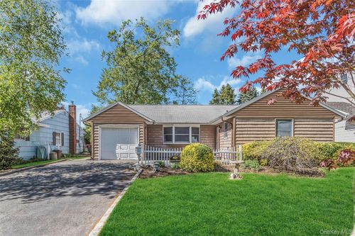 22 Leuce Pl, Glen Cove, NY, 11542-1513 | Card Image