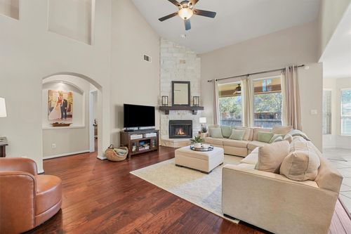 111 Meadow Valley Dr, Conroe, TX, 77384-2133 | Card Image