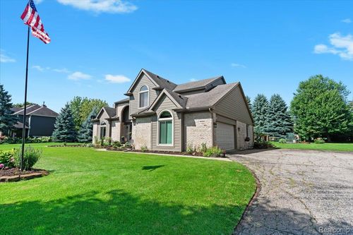 14003 Pembrooke Cir, South Lyon, MI, 48178-8528 | Card Image