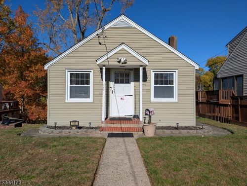 240 Woodcliff Ave, Little Falls, NJ, 07424-1066 | Card Image