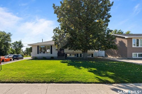1403 Hochelaga Street W, Moose Jaw, SK, S6H6G6 | Card Image