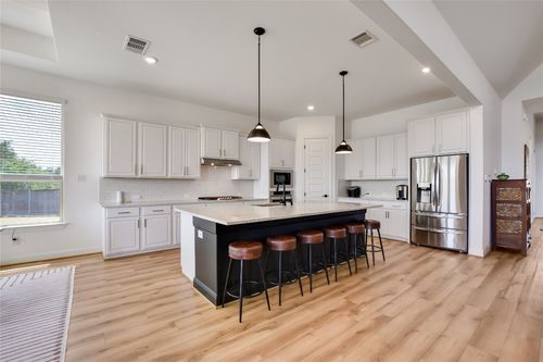 373 Washington Dr, Kyle, TX, 78640-2962 | Card Image