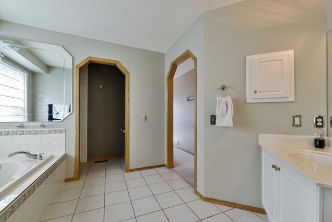2281 Sirocco Drive Sw, Home with 3 bedrooms, 2 bathrooms and 4 parking in Calgary AB | Image 35