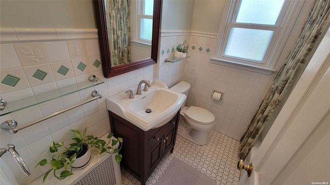34 Evergreen Ln, House other with 4 bedrooms, 1 bathrooms and null parking in New Hyde Park NY | Image 7