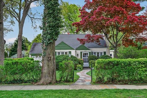 1061 Clay Ave, Pelham, NY, 10803-3204 | Card Image