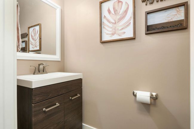 Main level 1/2 bath | Image 19