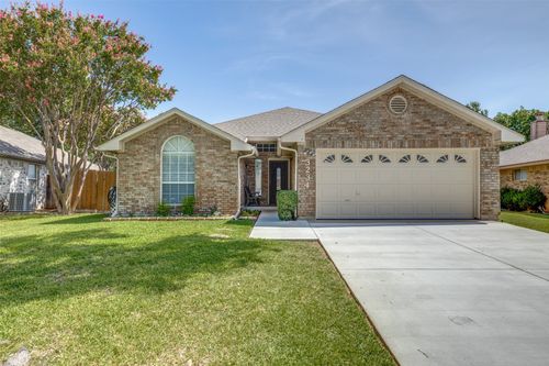 3234 Wuthering Cir, Grand Prairie, TX, 75052-6148 | Card Image