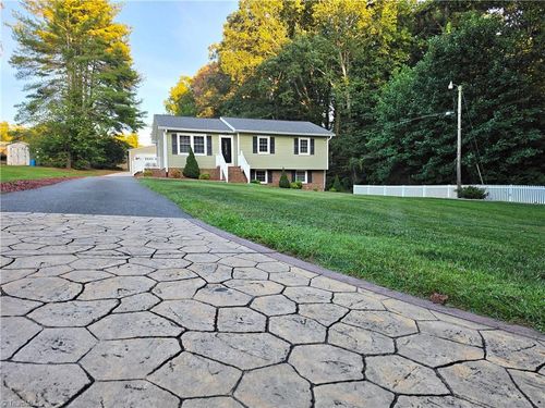 127 Miller St, Mount Airy, NC, 27030-3327 | Card Image