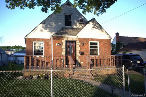 8417 264th St, Floral Park, NY, 11001-1105 | Card Image