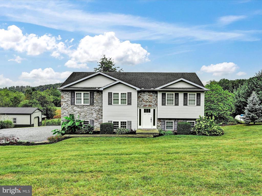 Deck Rd, Womelsdorf, PA 19567