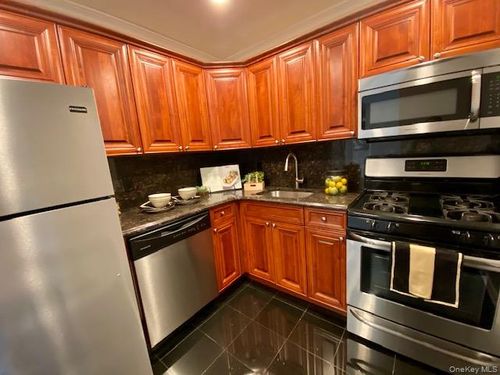 325-1b-325 Brook Ave, Bay Shore, NY, 11706-5631 | Card Image