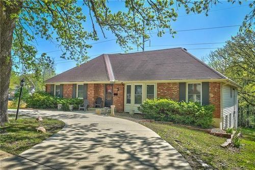 6761 Woodland Ave, Gladstone, MO, 64118-3655 | Card Image