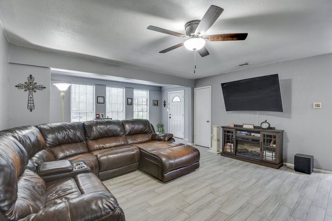 Lots of space to relax and unwind. | Image 7