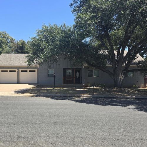204 Crestwood Dr, Fredericksburg, TX, 78624-2804 | Card Image