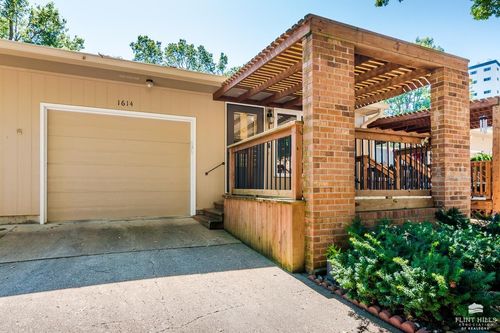 1614 Woodcrest Dr, Manhattan, KS, 66502-2754 | Card Image