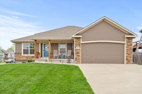 212 Ne Hannah Ct, Grain Valley, MO, 64029-7845 | Card Image