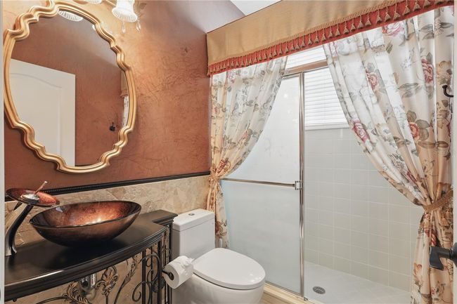 Bathroom 2 | Image 17