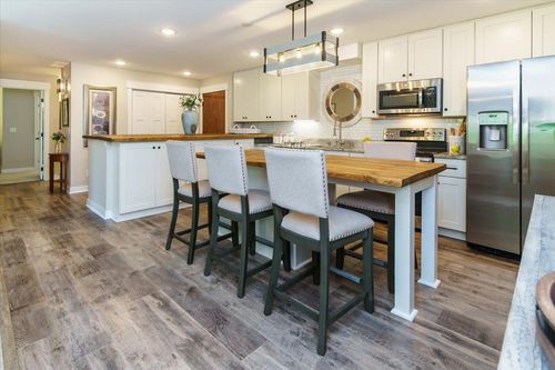 404-10501 Cedar Lake Rd, Minnetonka, MN, 55305-3308 | Card Image