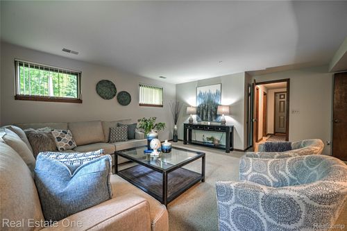 753 Medinah Dr, Rochester Hills, MI, 48309-1032 | Card Image