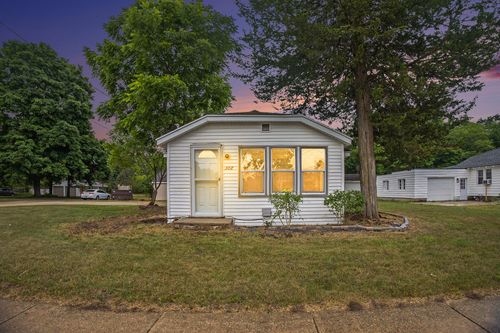 368 W Barton St, Newaygo, MI, 49337-8839 | Card Image
