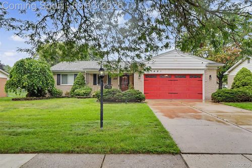 17491 Woodside St, Livonia, MI, 48152-2788 | Card Image