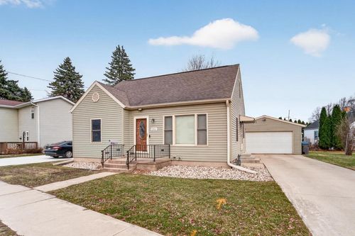 1211 River Dr, Watertown, WI, 53094-6528 | Card Image