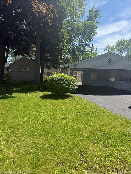 933 Myrtle Ave, Waterford, MI, 48328-3828 | Card Image