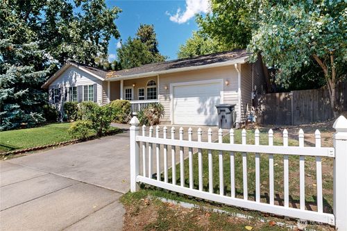 633 Se 6th St, College Place, WA, 99324-1352 | Card Image