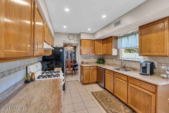 39 Honeysuckle Way, House other with 4 bedrooms, 3 bathrooms and null parking in Howell NJ | Image 17
