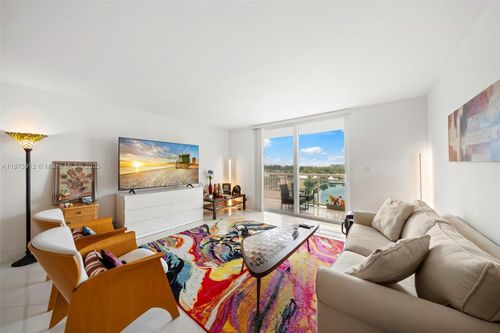 apt-8c-437 Golden Isles Dr, Hallandale Beach, FL, 33009-7557 | Card Image