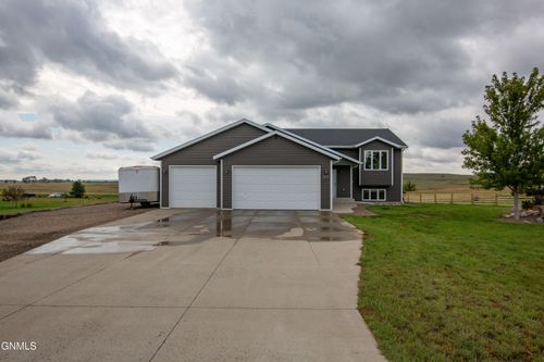 5903 Tiffany Dr, Bismarck, ND, 58504-8883 | Card Image