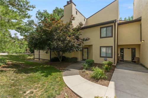 1028 Hampton Ridge Dr, Akron, OH, 44313-5029 | Card Image
