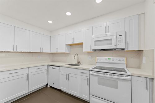 g312-3253 Foxcroft Rd, Miramar, FL, 33025-4193 | Card Image