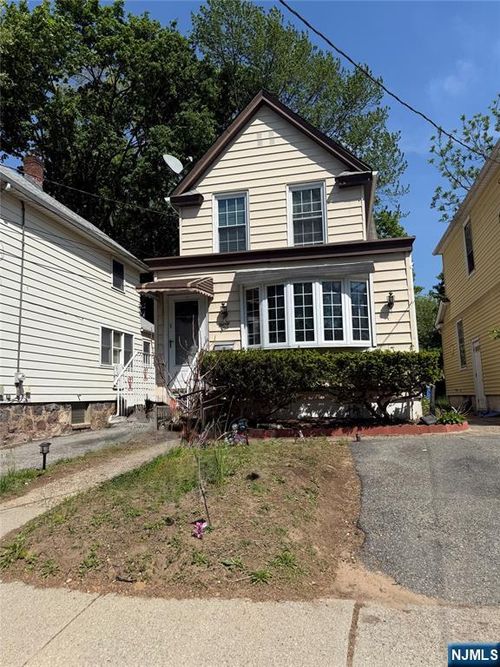 32 Grove St, Tenafly, NJ, 07670-1710 | Card Image