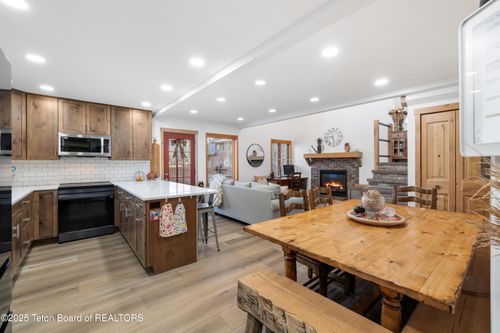 3140 W King Eider Rd, Jackson, WY, 83001-9128 | Card Image