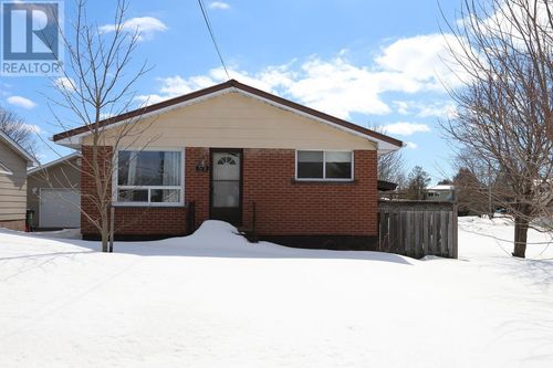 379 Chambers Ave, Sault Ste Marie, ON, P6A4W4 | Card Image