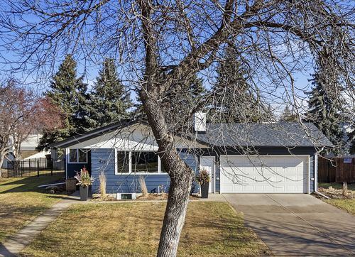 825 Park Dr S, Fargo, ND, 58103-5335 | Card Image