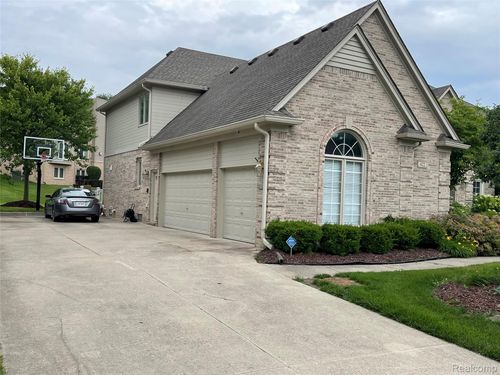 422 Springview Dr, Rochester, MI, 48307-1736 | Card Image