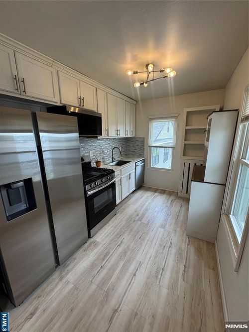 811 Pleasantview Ter, Ridgefield, NJ, 07657-2522 | Card Image