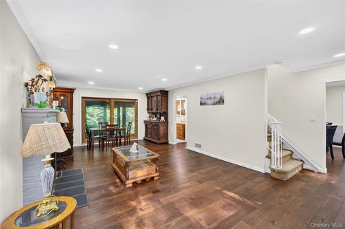 8 Beechwood Rd, Hartsdale, NY, 10530-1622 | Card Image