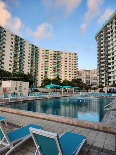 1221 - 3725 S Ocean Dr, Condo with 1 bedrooms, 1 bathrooms and null parking in Hollywood FL | Image 2