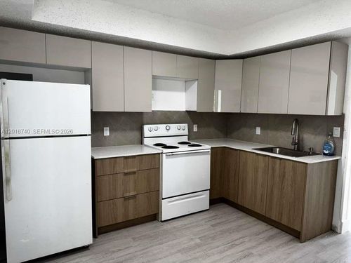 33 Allen Rd, West Park, FL, 33023-5226 | Card Image