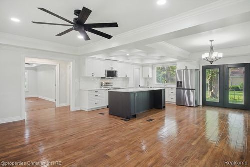 18051 Locherbie Ave, Beverly Hills, MI, 48025-4166 | Card Image