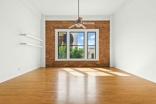 2i-915 Franklin St, Houston, TX, 77002-1738 | Card Image