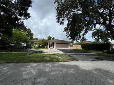 8201 Nw 67th Ave, House other with 4 bedrooms, 2 bathrooms and null parking in Tamarac FL | Image 2