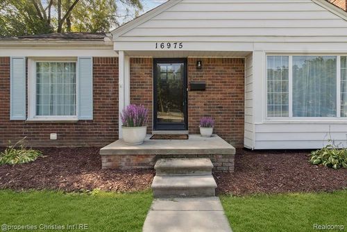 16975 W 14 Mile Rd, Beverly Hills, MI, 48025-3223 | Card Image