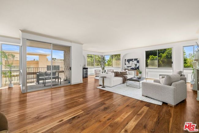 UNIT-406 - 318 N Maple Dr, Condo with 2 bedrooms, 3 bathrooms and 2 parking in Beverly Hills CA | Image 4