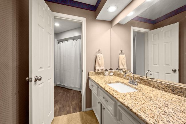 Bath 2 - Jack -n-Jill bath shared by Bedroom 2 and Bedroom 3. Each has a private vanity/sink that is separated by the tub/toilet which can be closed for privacy. | Image 27