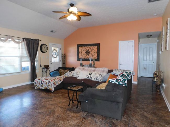 11907 Perry Crossing Pkwy, House other with 3 bedrooms, 2 bathrooms and null parking in Sellersburg IN | Image 9